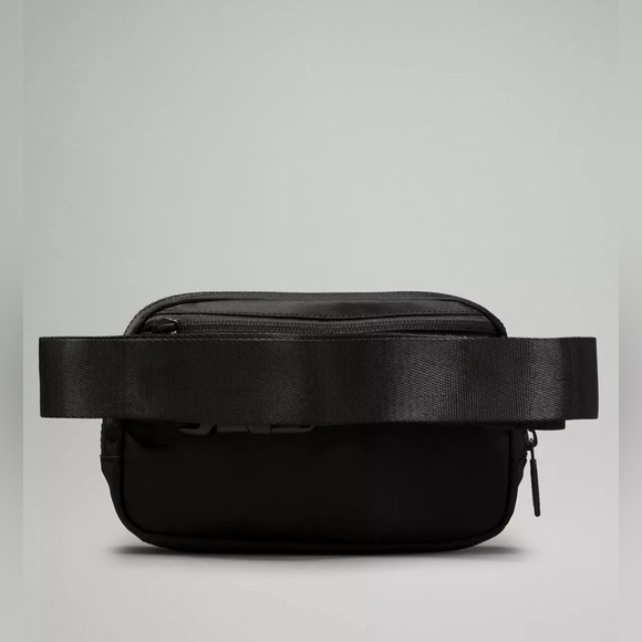 ⭐️NWT⭐️ Lululemon Everywhere Belt Bag 1L - Picture 2 of 6